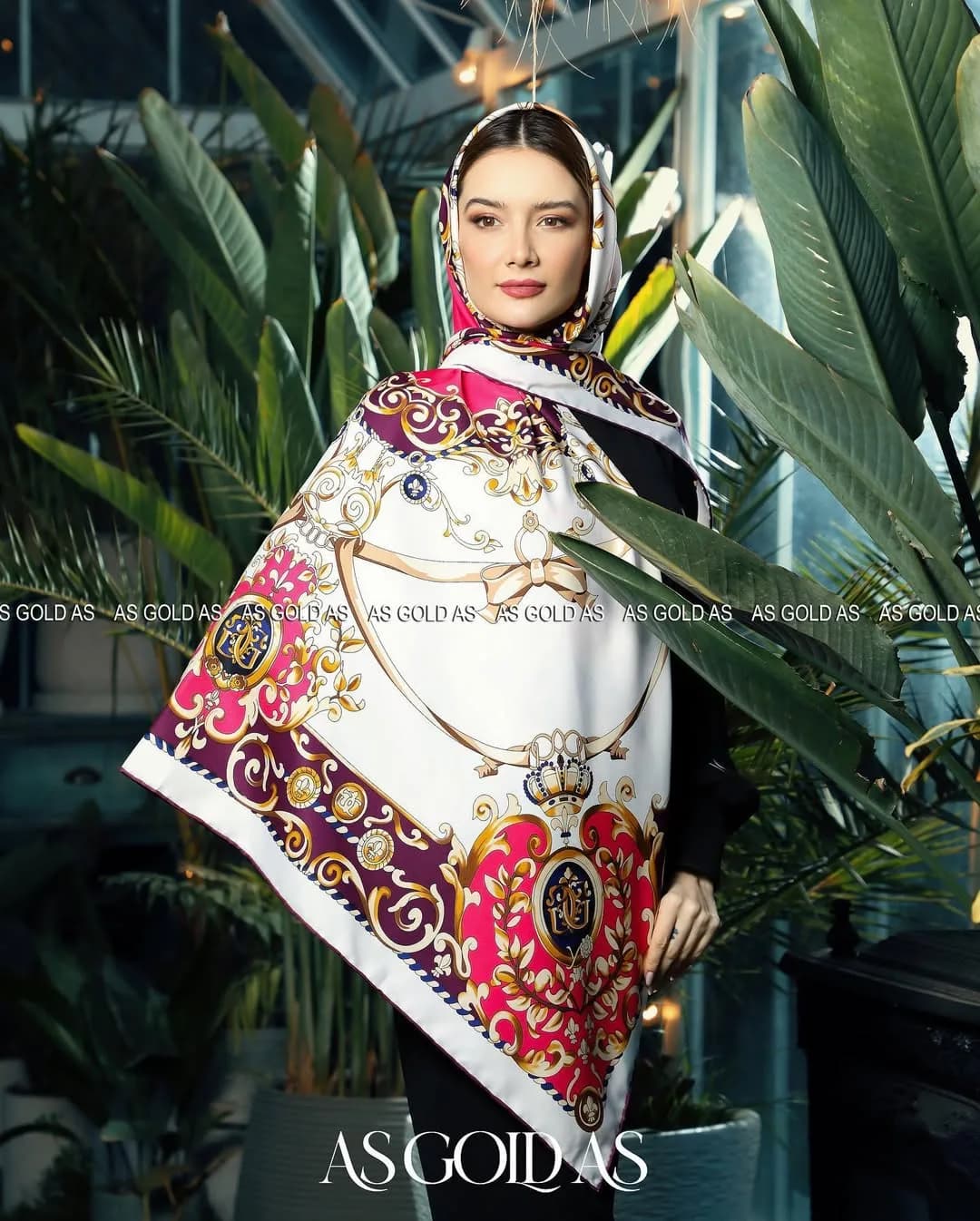 روسری سایز ۱۴۰ کد ۱۰۰۶۲ — رنگ سفید — نمای رویتن — سایز ۱۴۰