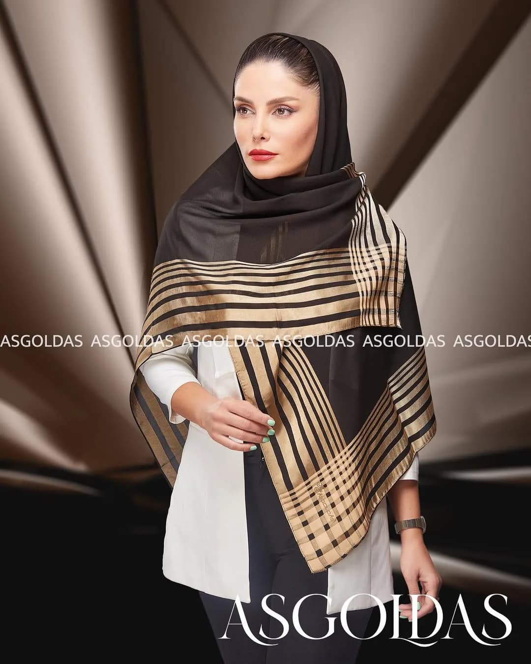 روسری سایز ۱۲۰ کد ۲۳۲۵، رنگ مشکی، طلایی و سفید، طرح راهراه، قوارهبزرگ