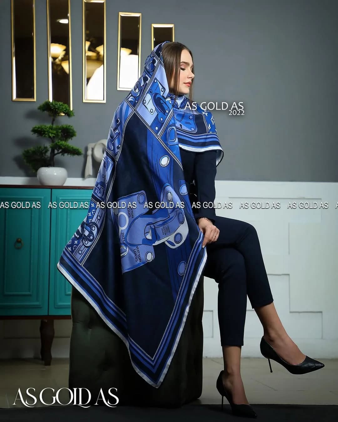 روسری سایز ۱۴۰ کد ۳۰۴۷ — رنگ آبی — نمای رویتن