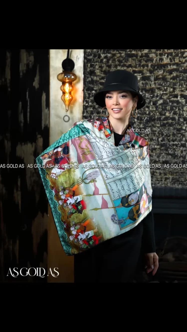 روسری سایز ۱۱۰ کد ۶۵۶، رنگ سفید، سبز و قرمز، جنس ساتن، مربع