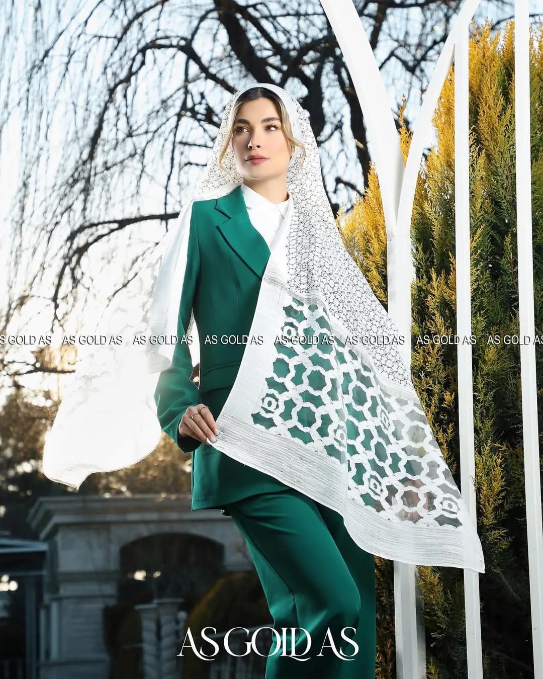 شال زنانه — رنگ سفید — نمای روی‌تن — طرح هندسی
