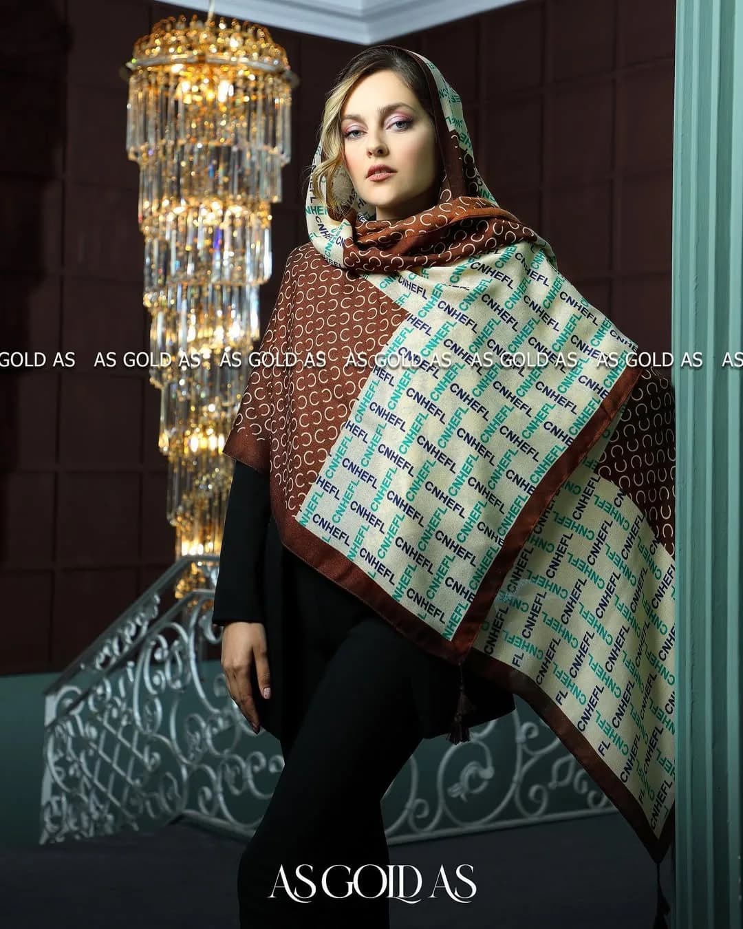 روسری زنانه، رنگ قهوه‌ای، کرم و سبز، جنس ساتن، مربع، بزرگ
