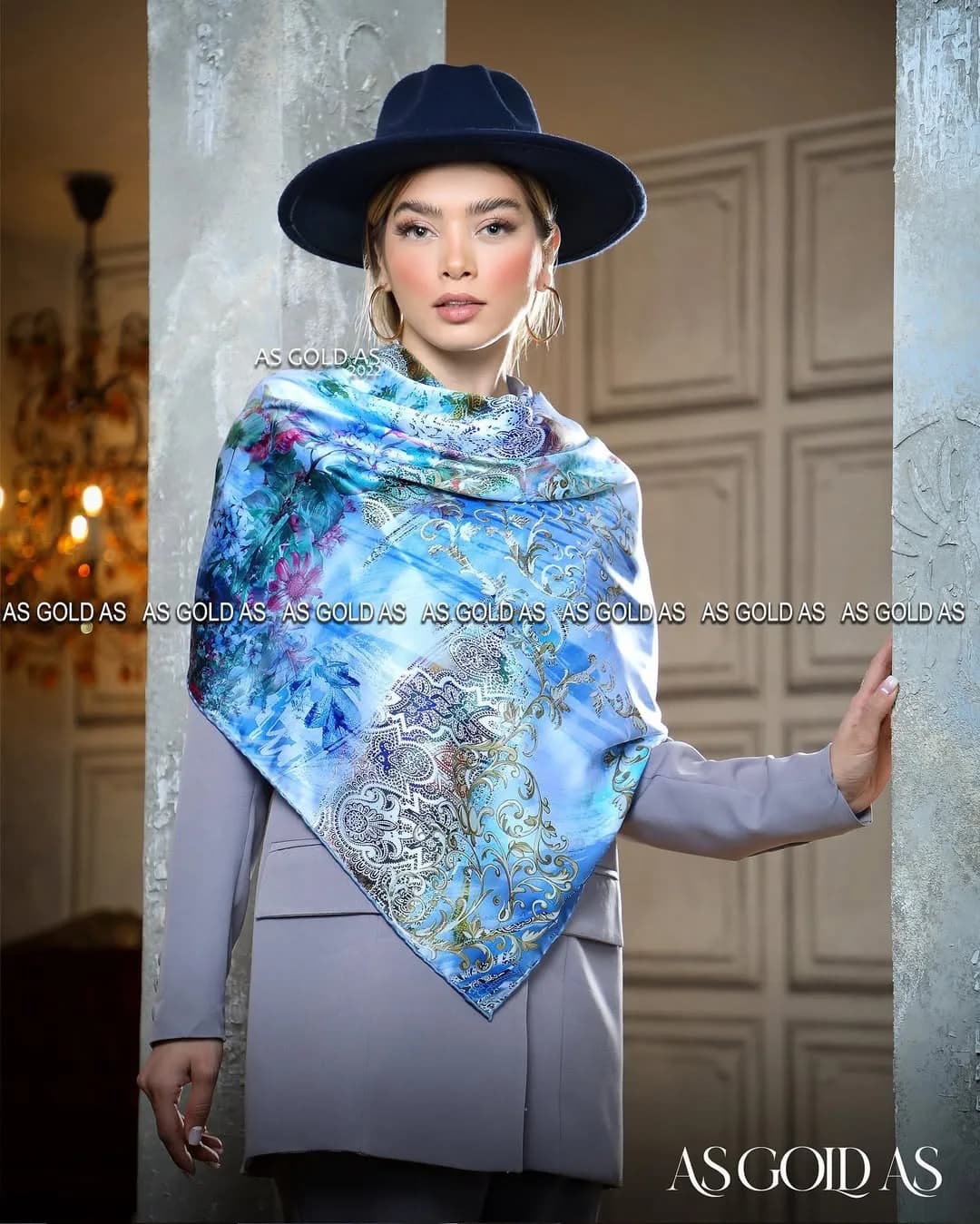 روسری سایز ۱۱۰، رنگ آبی، سفید و سبز، مربع، با منگوله