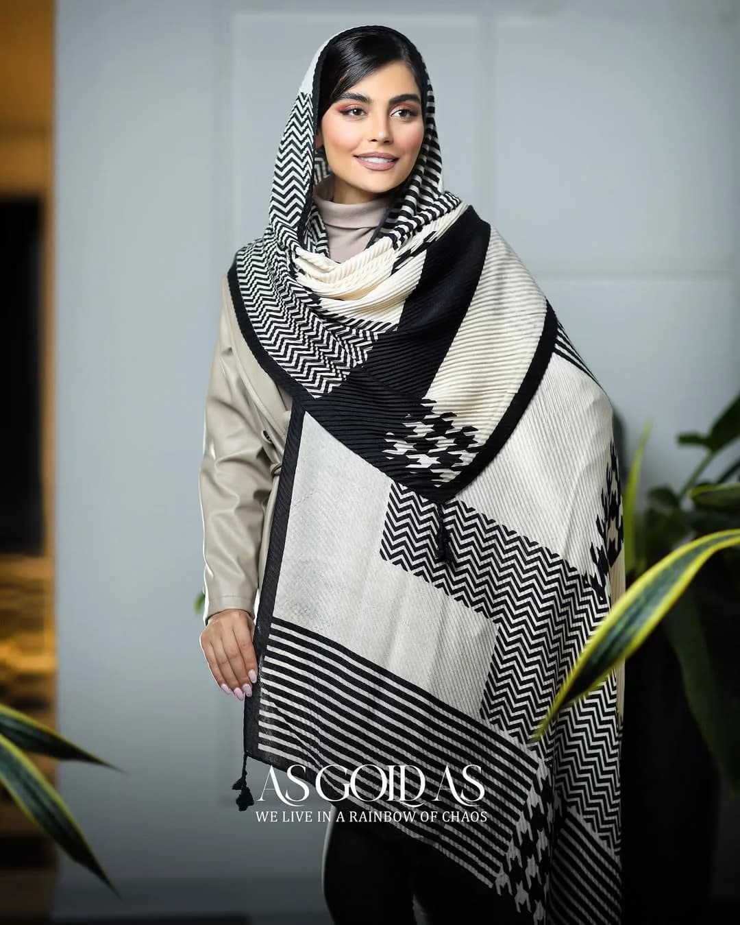 شال نخی کد ۱۰۱۰۵، رنگ سفید و سیاه، طرح هندسی، مستطیلی، بلند