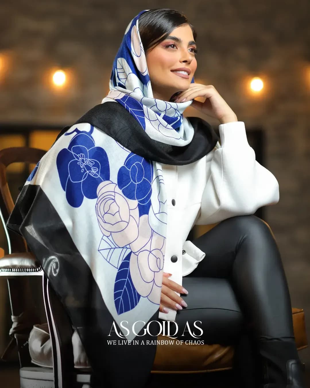 شال سایز ۱۴۰، رنگ سفید، آبی و سیاه، طرح گلدار، مستطیلی، بلند