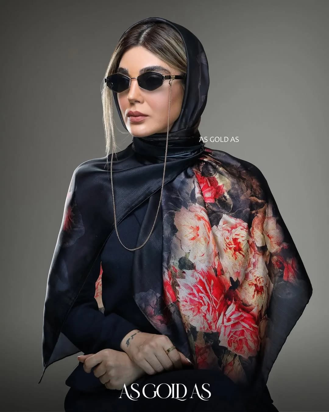 روسری سایز ۱۲۰، رنگ مشکی، قرمز و کرم، جنس ساتن، طرح گلدار، مربع، بزرگ