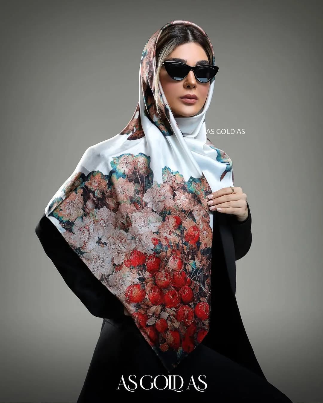 شال روسری سایز ۱۲۰، رنگ سفید، قرمز و سبز، جنس ساتن، طرح گلدار، مربع