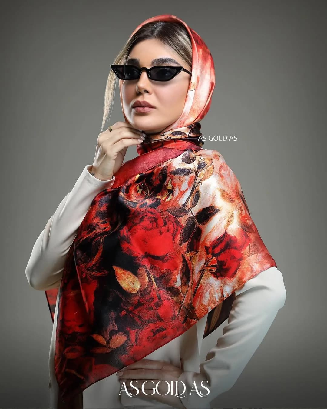 شال روسری سایز ۱۲۰، رنگ قرمز، نارنجی و مشکی، جنس ساتن، طرح گلدار، مربع