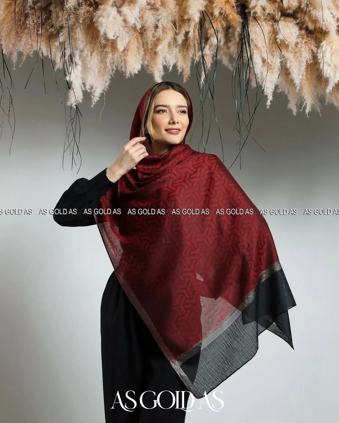 روسری نخی کد ۱۰۰۶۰، رنگ زرشکی و مشکی، طرح هندسی، مربعی