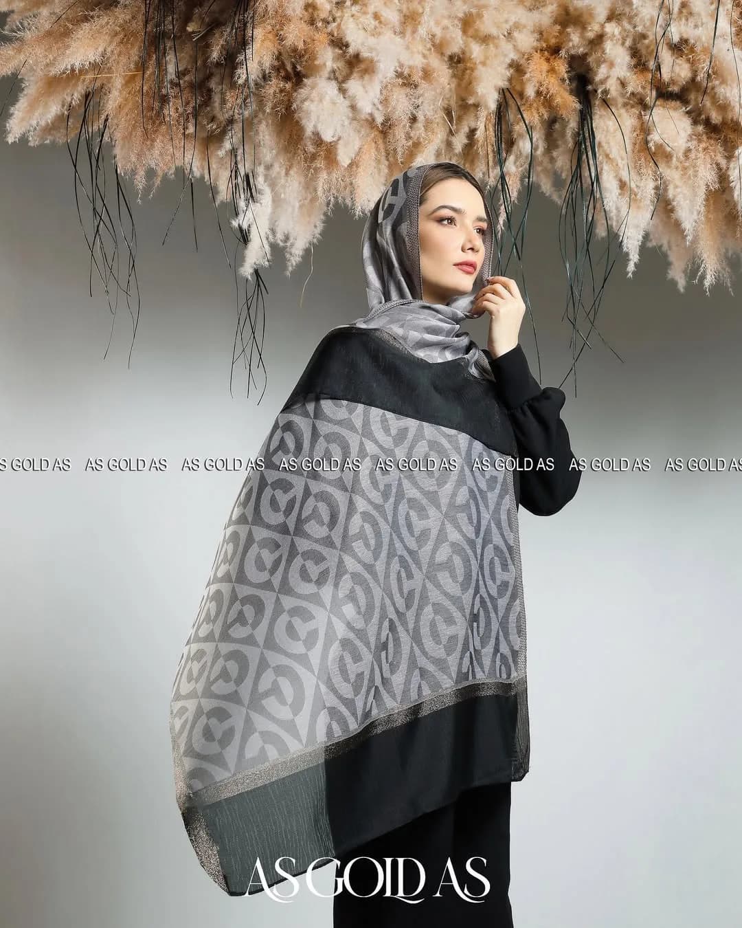 روسری نخی کد ۱۰۰۶۰، رنگ خاکستری و مشکی، طرح هندسی، مربعی