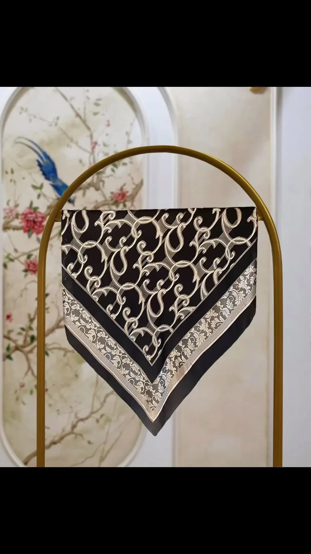 روسری ابریشمی ۱۰۰، رنگ مشکی و طلایی، جنس ساتن، مربعی