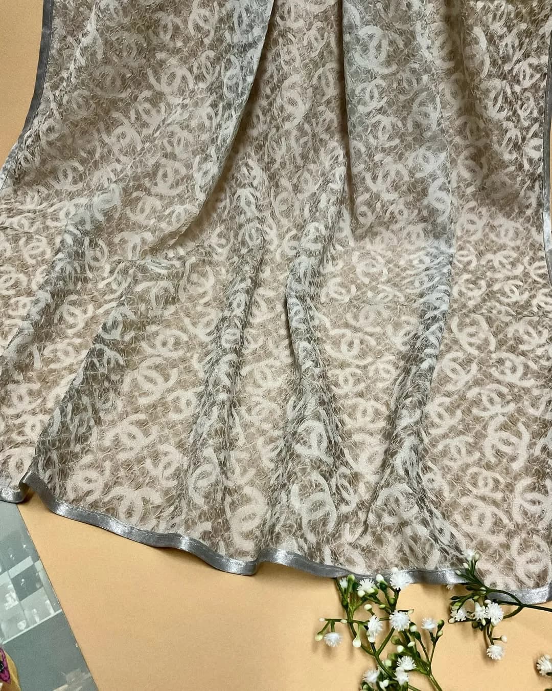 شال چروک طرح شنل — رنگ کرم — نمای جزئیات — طرح شنل