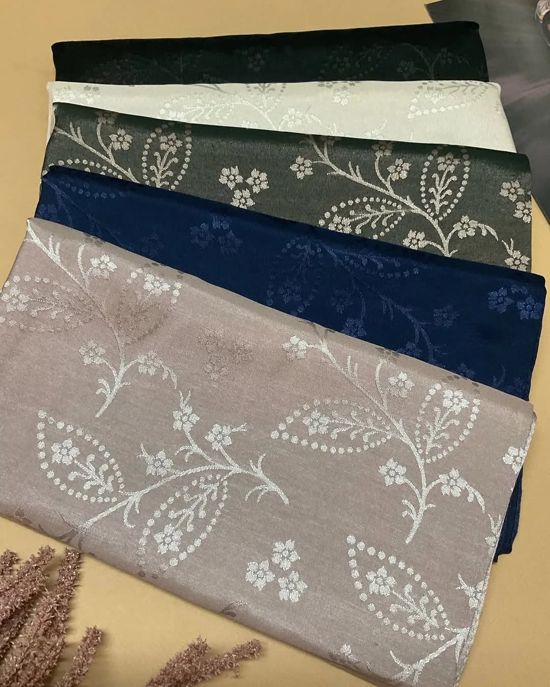 روسری ابریشمی ۱۲۰ — نمای چندکالا — طرح گل