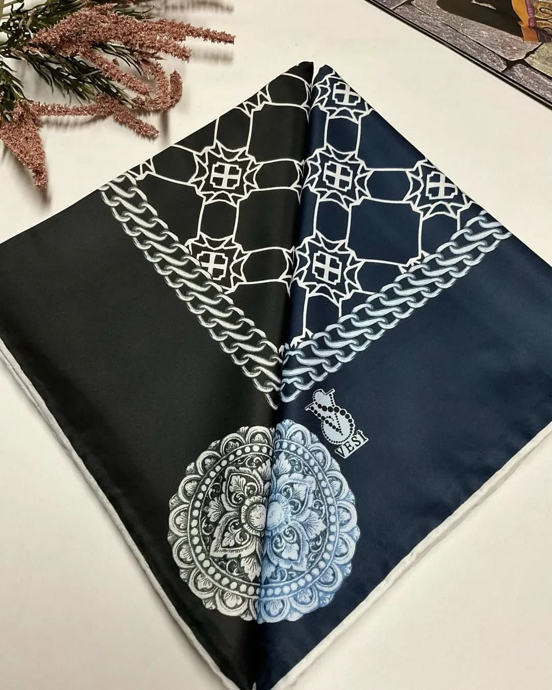 روسری ابریشمی ۱۲۰ — رنگ سرمهای — نمای چندکالا — طرح زنجیر