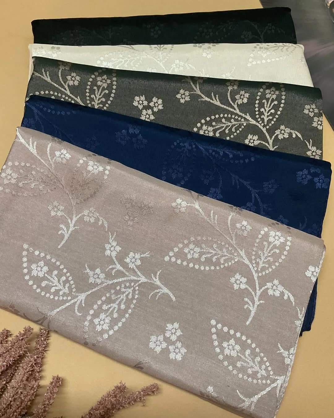 روسری ابریشمی ۱۲۰ — نمای چندکالا — طرح گل