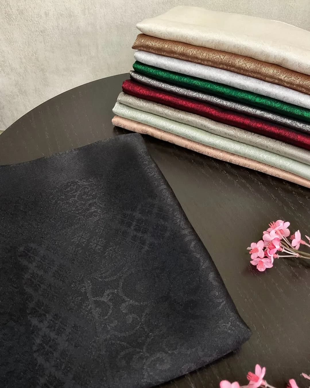 روسری ۱۲۰ — رنگ مشکی — نمای چندکالا — طرح ژاکارد