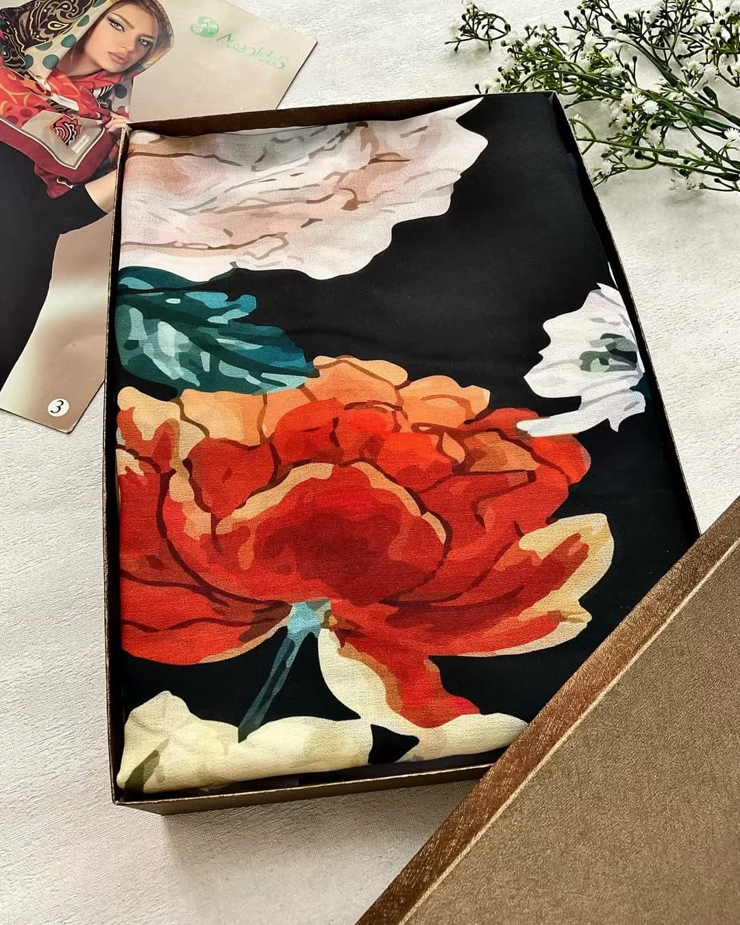 روسری ۱۲۰، رنگ مشکی، قرمز و سفید، طرح گلدار، مربع