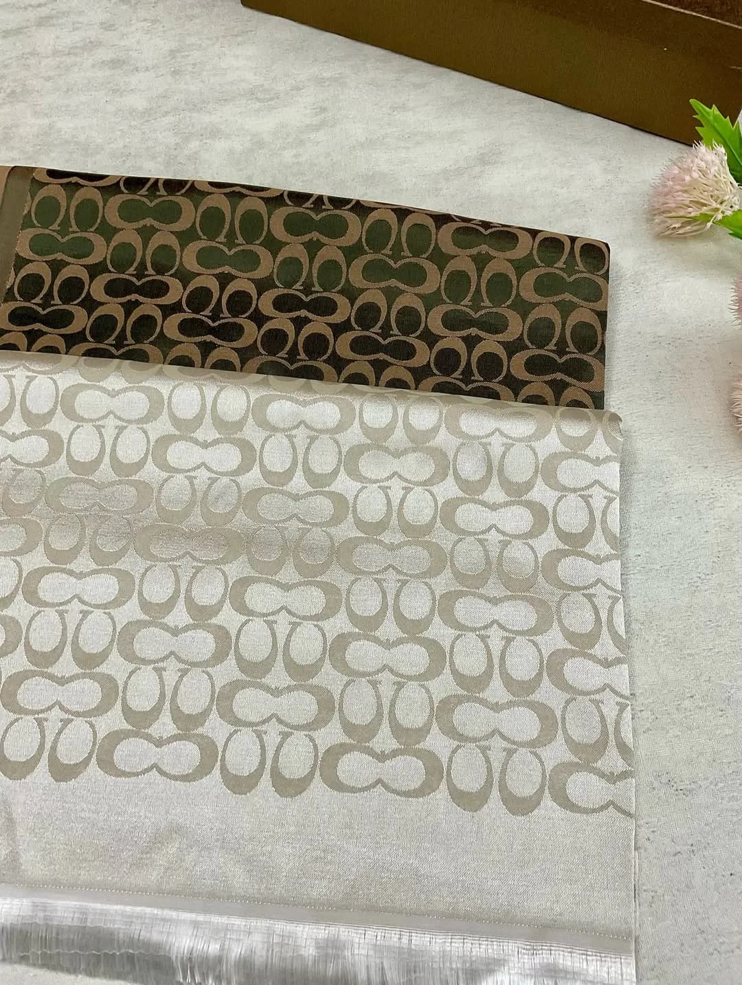 شال نخ ابریشم دورو مجلسی — رنگ سفید — نمای جزئیات — دورو