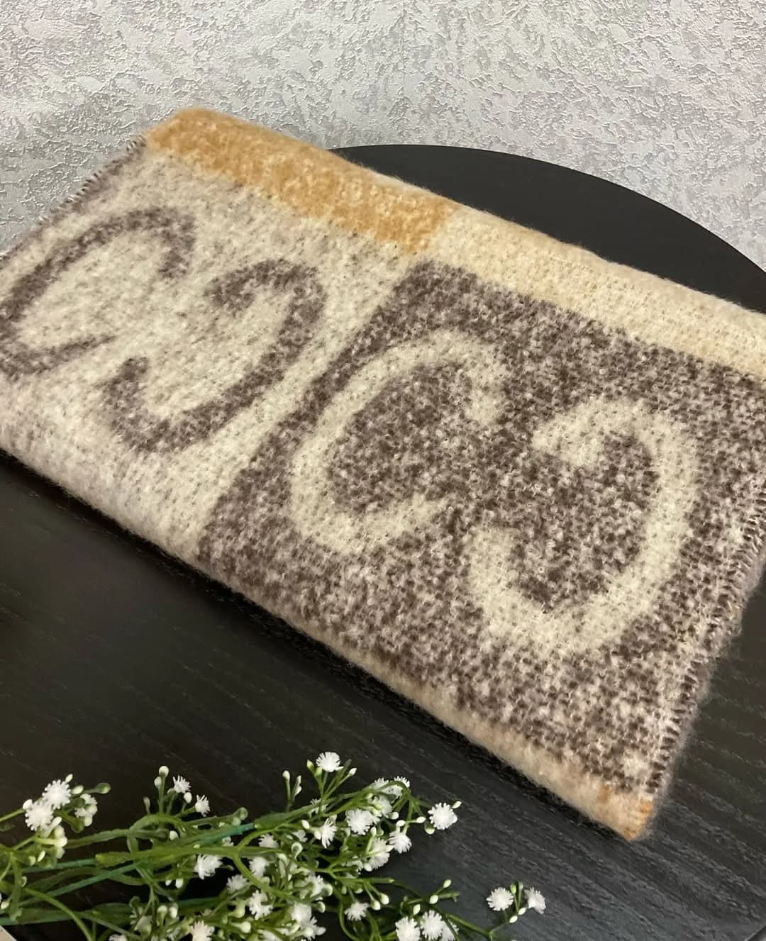 شال بیگ اسکارف طرح گوچی — رنگ خاکی — نمای جزئیات — طرح COCO