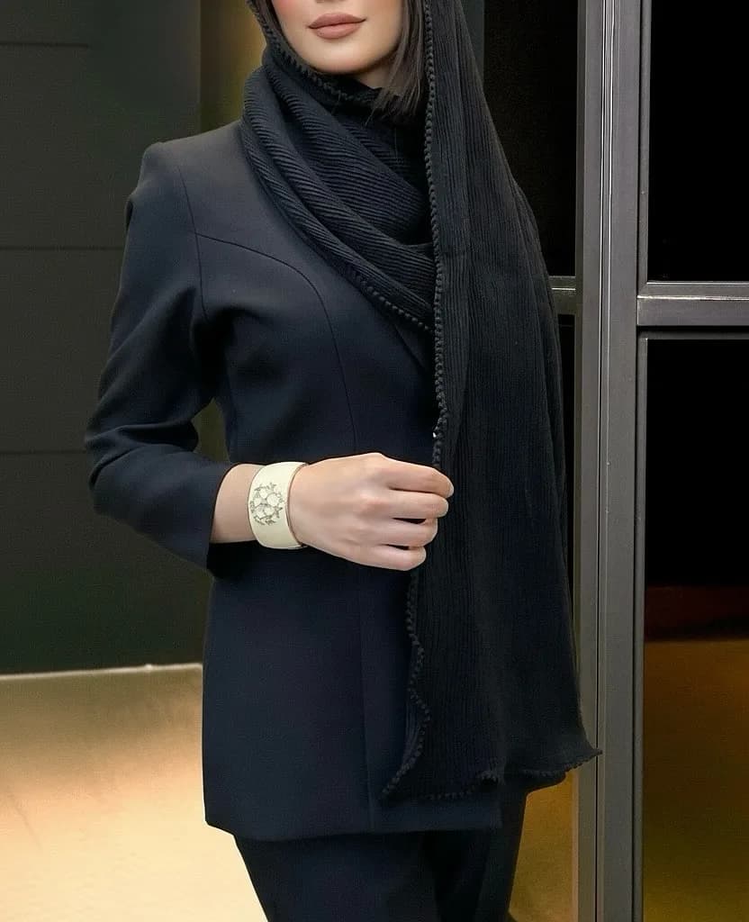 شال پلیسه مشکی، لبه گیپور