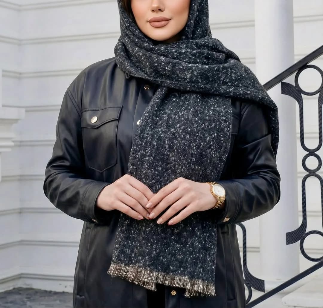 شال موهر دانهبرفی ریشهسوزنی، رنگ خاکستری تیره و سفید، جنس بافتنی، مستطیلی، ریشدار