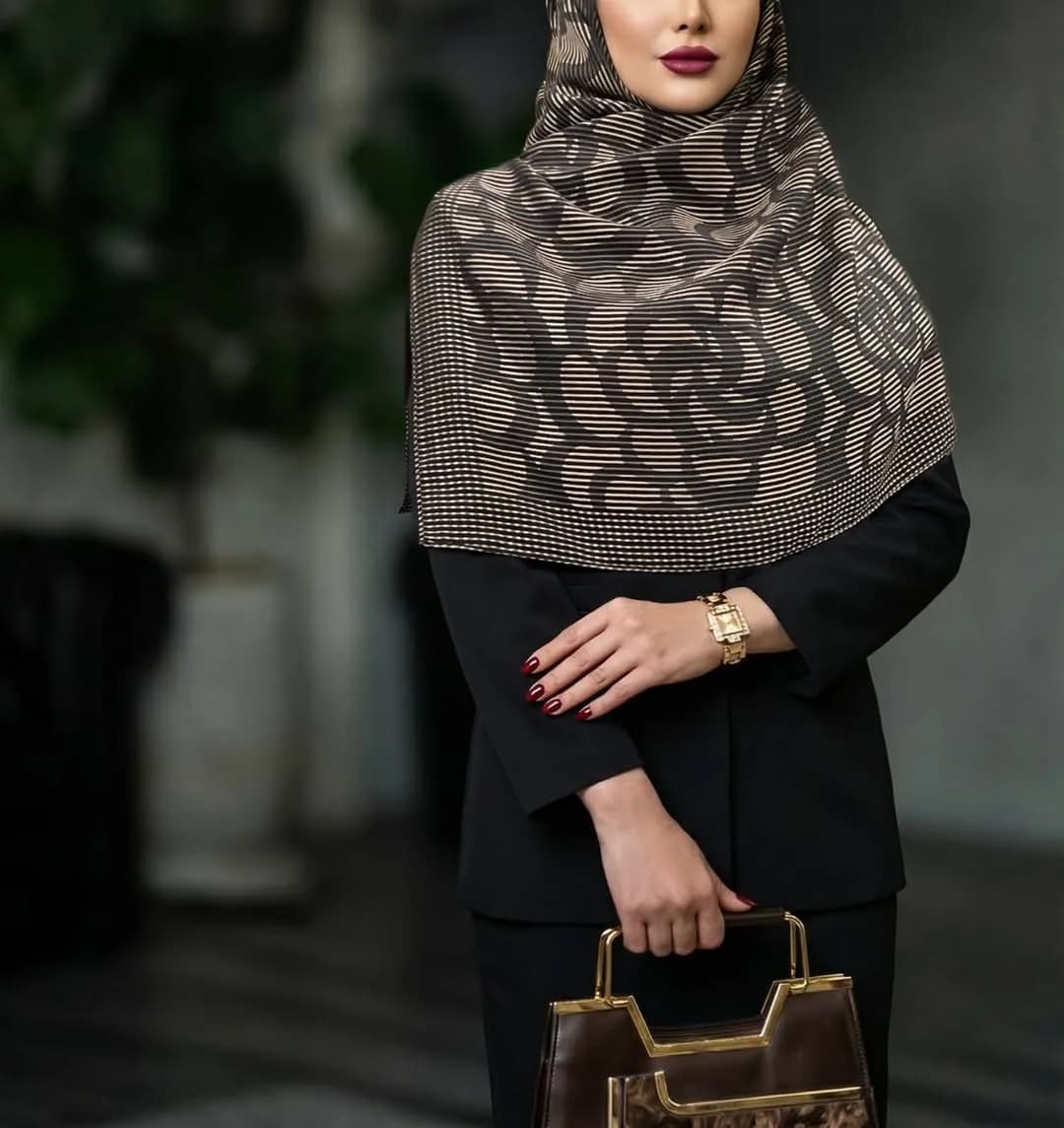 روسری ابریشم میلهای ۱۴۰، رنگ مشکی و کرم، طرح هندسی، قواره بزرگ