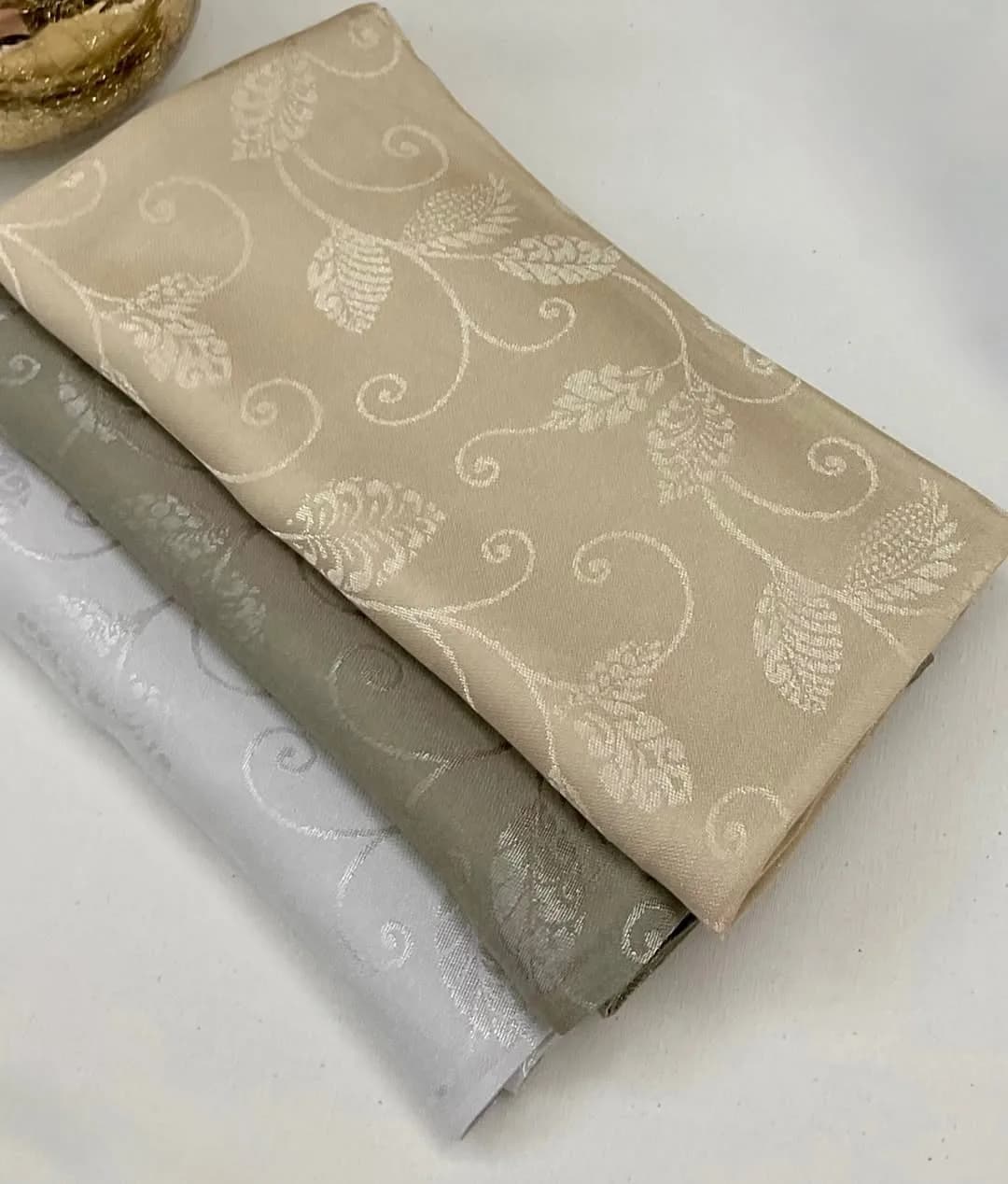 روسری مجلسی — رنگ بژ — نمای چندکالا — طرح گل و برگ