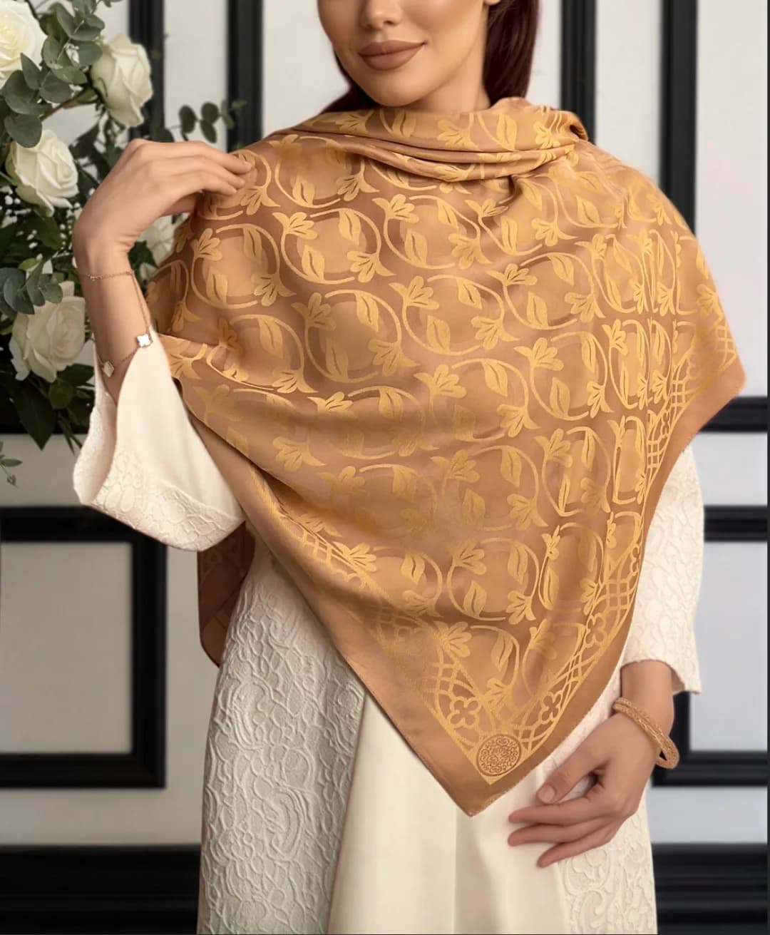 روسری نخ ابریشم، رنگ خردلی و طلایی، طرح گلدار، قواره بزرگ