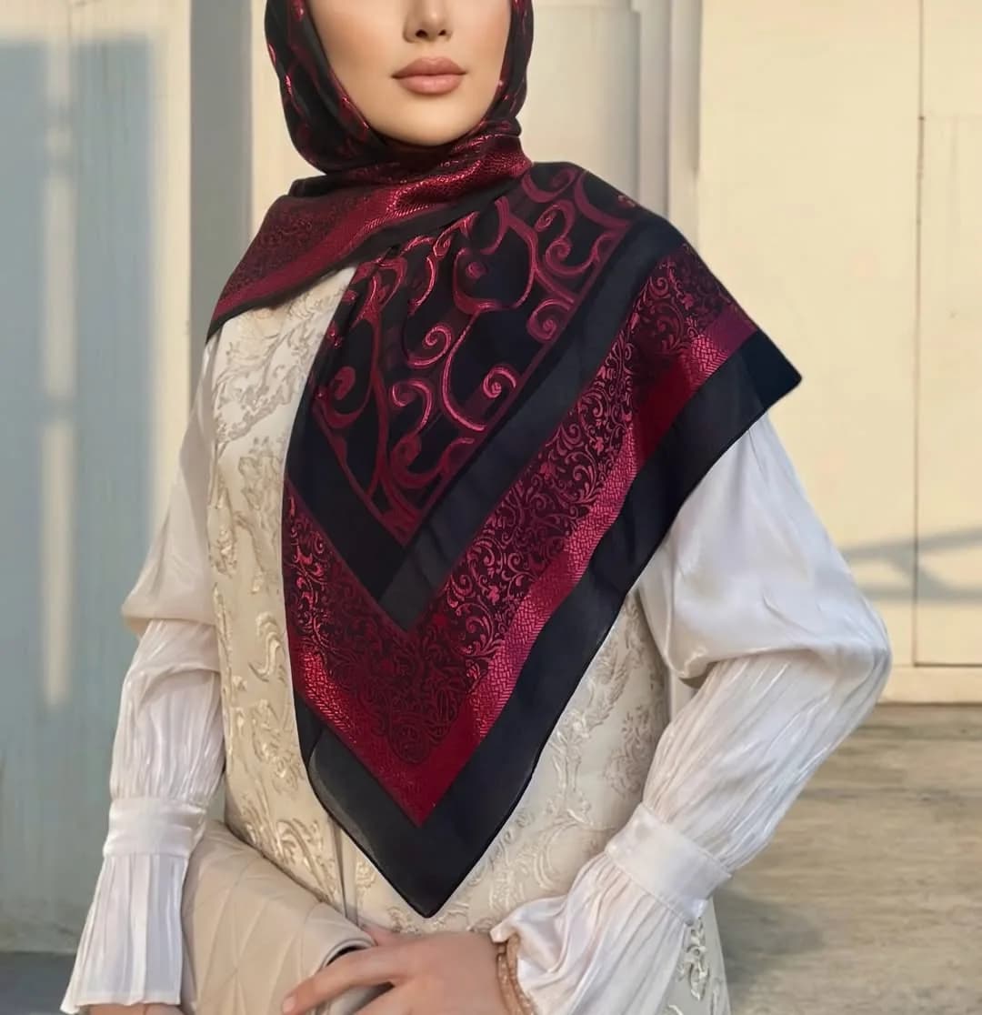 روسری ابریشمی ۱۲۰، رنگ زرشکی و مشکی، جنس ساتن، مربعی