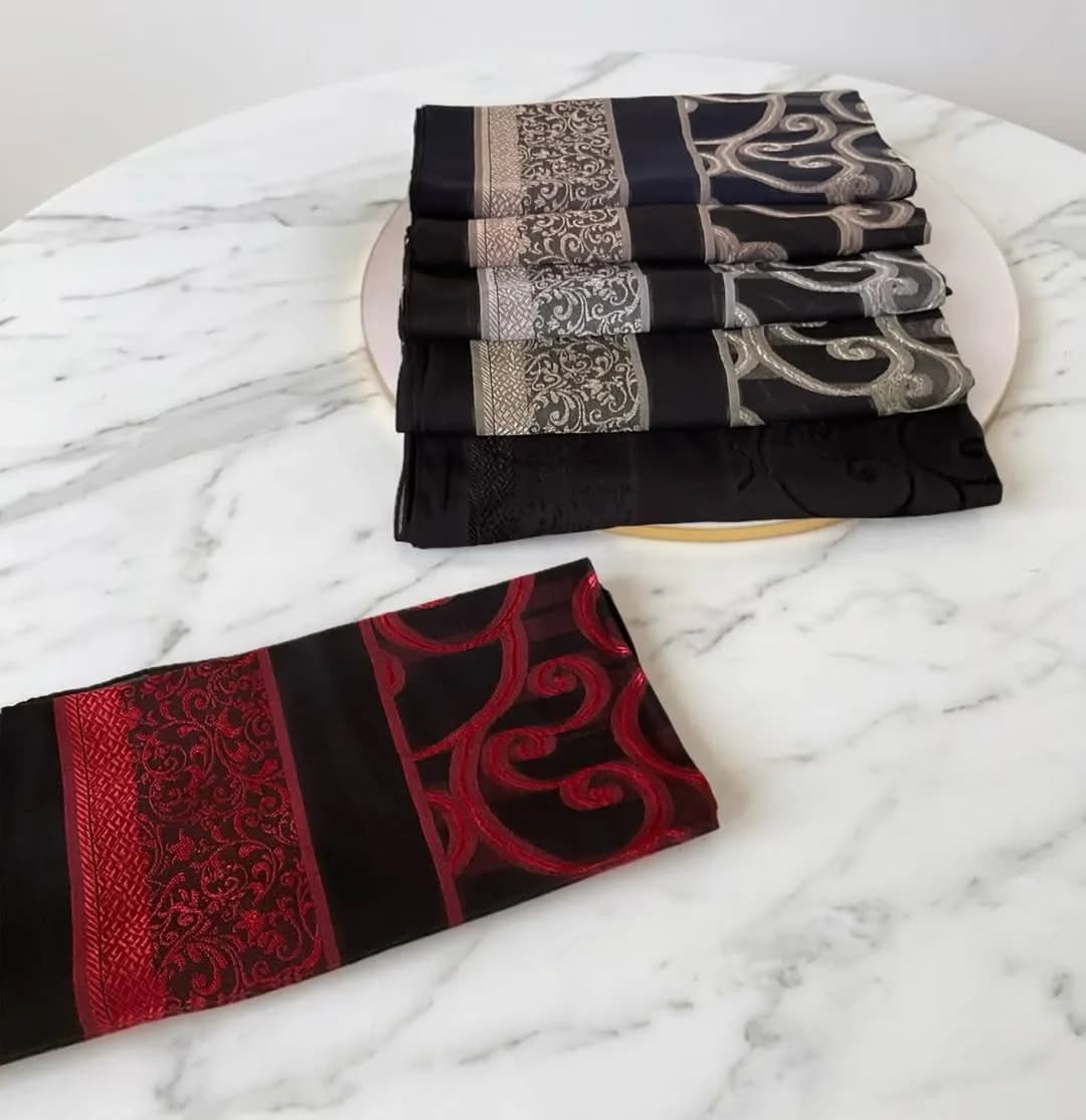 روسری ابریشمی ۱۲۰ — رنگ مشکی — نمای چندکالا — طرحدار