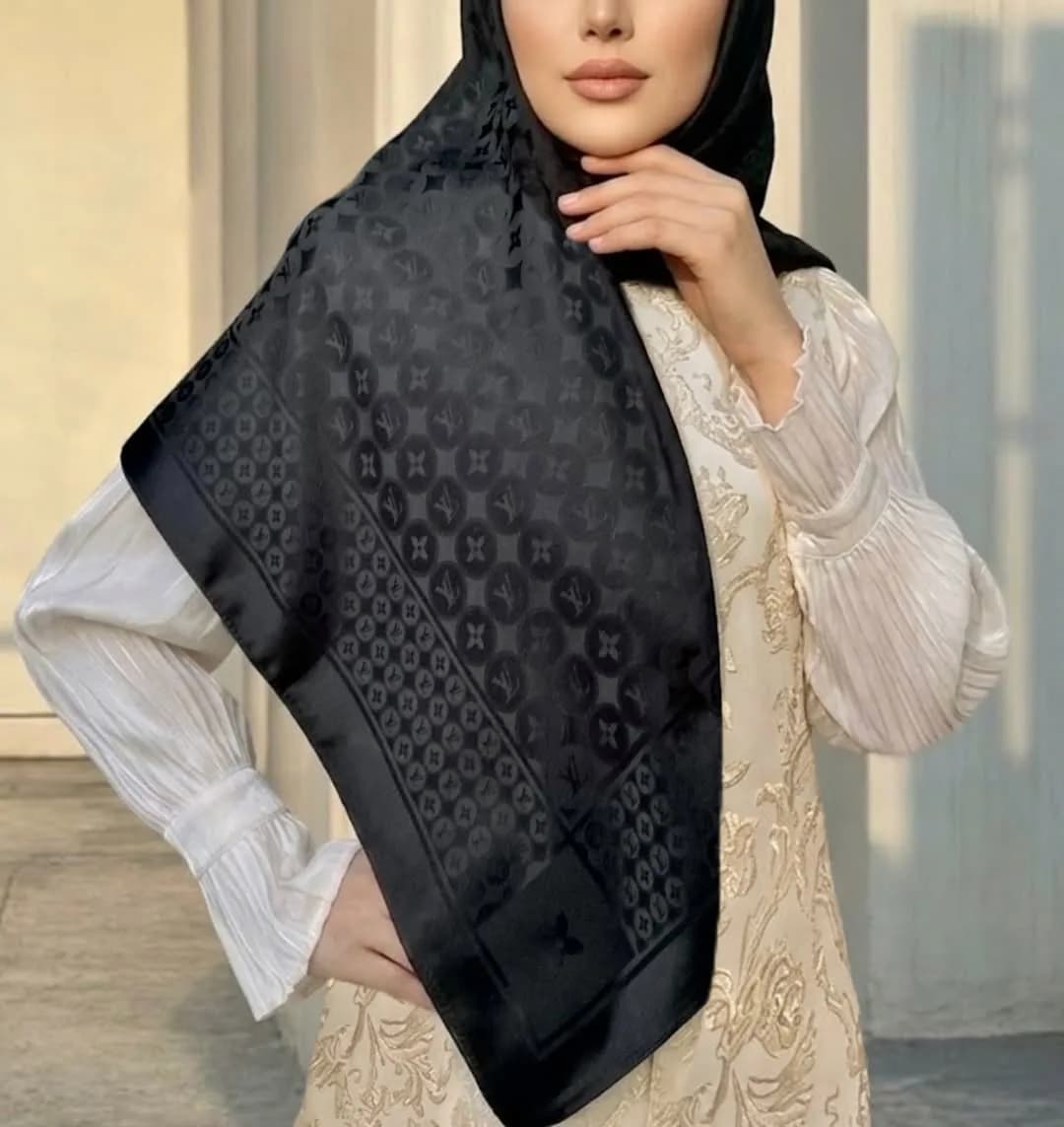 روسری ساتن مجلسی ۱۱۰، رنگ مشکی، مربعی