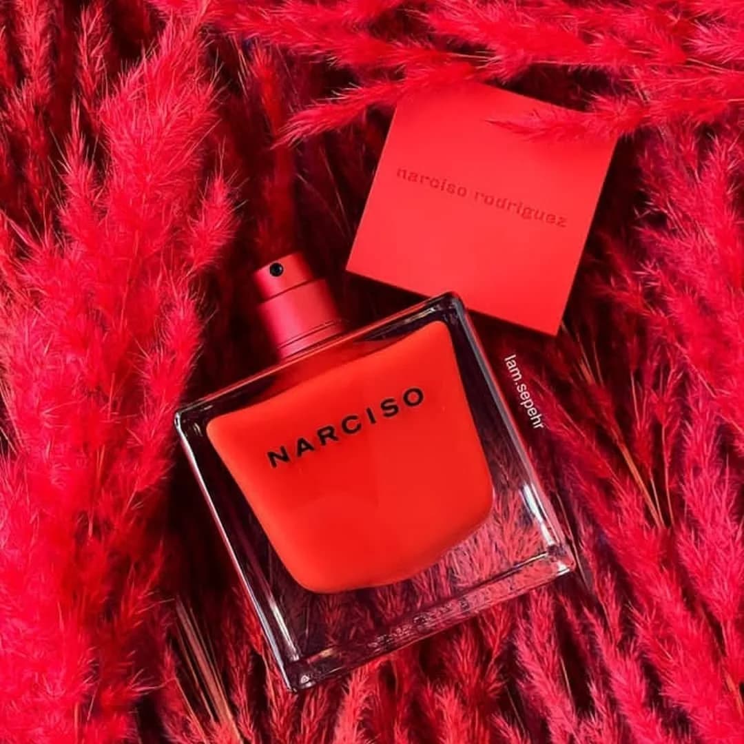 عطر نارسیسو رژ نارسیسو رودریگز، رنگ قرمز، نارنجی و مشکی، جنس شیشه و پلاستیک، بطری مربعی با درپوش اسپری