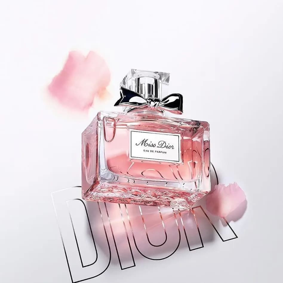 عطر میس دیور پرفیوم، رنگ صورتی و نقره‌ای، جنس شیشه و فلز، بطری مکعبی پمپی