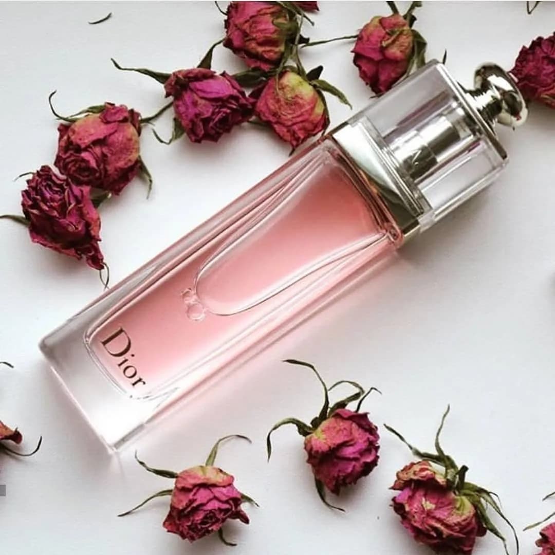 عطر ادیکت ۲ زنانه دیور، رنگ صورتی و شفاف، جنس شیشه و فلز، بطری استوانه‌ای پمپی