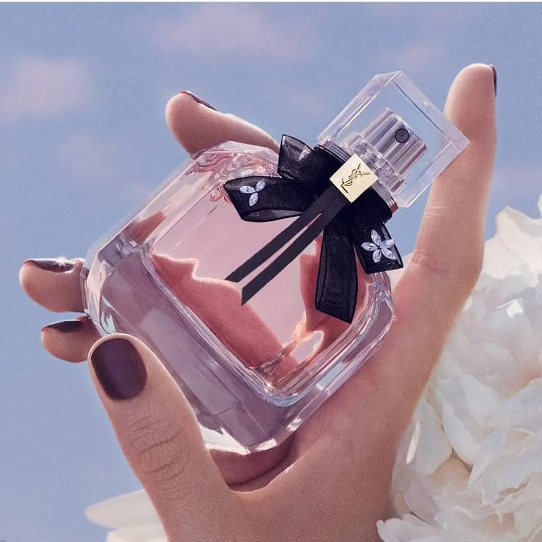 عطر مون پاریس زنانه ایو سن لوران، رنگ صورتی و مشکی، جنس شیشه، بطری مستطیلی