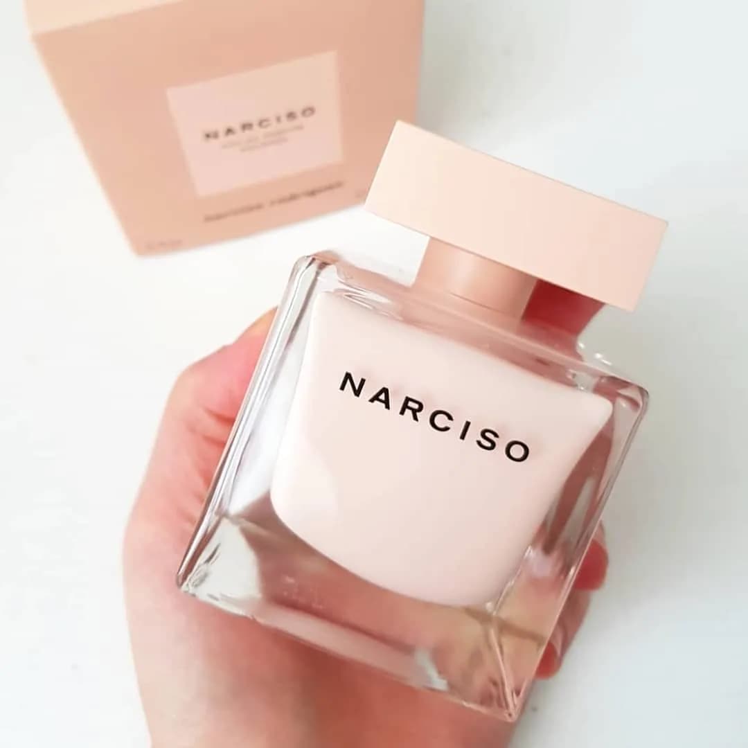 عطر نارسیسو پودری نارسیسو رودریگز، رنگ صورتی و سفید، جنس شیشه، مکعبی با درپوش مربعی