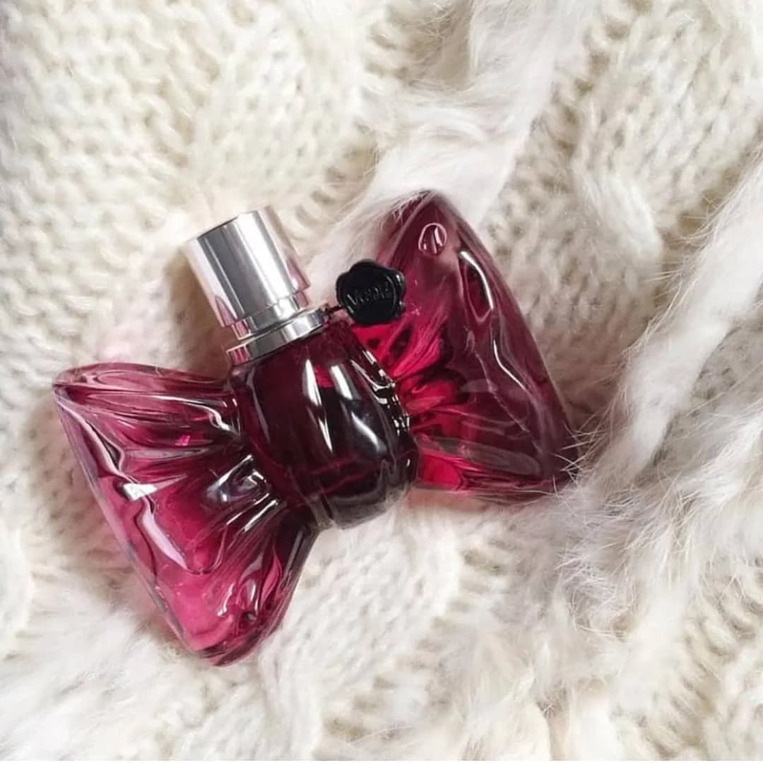 عطر بن‌بن زنانه ویکتور اند رلف، رنگ سرخابی و نقره‌ای، جنس شیشه، پاپیونی
