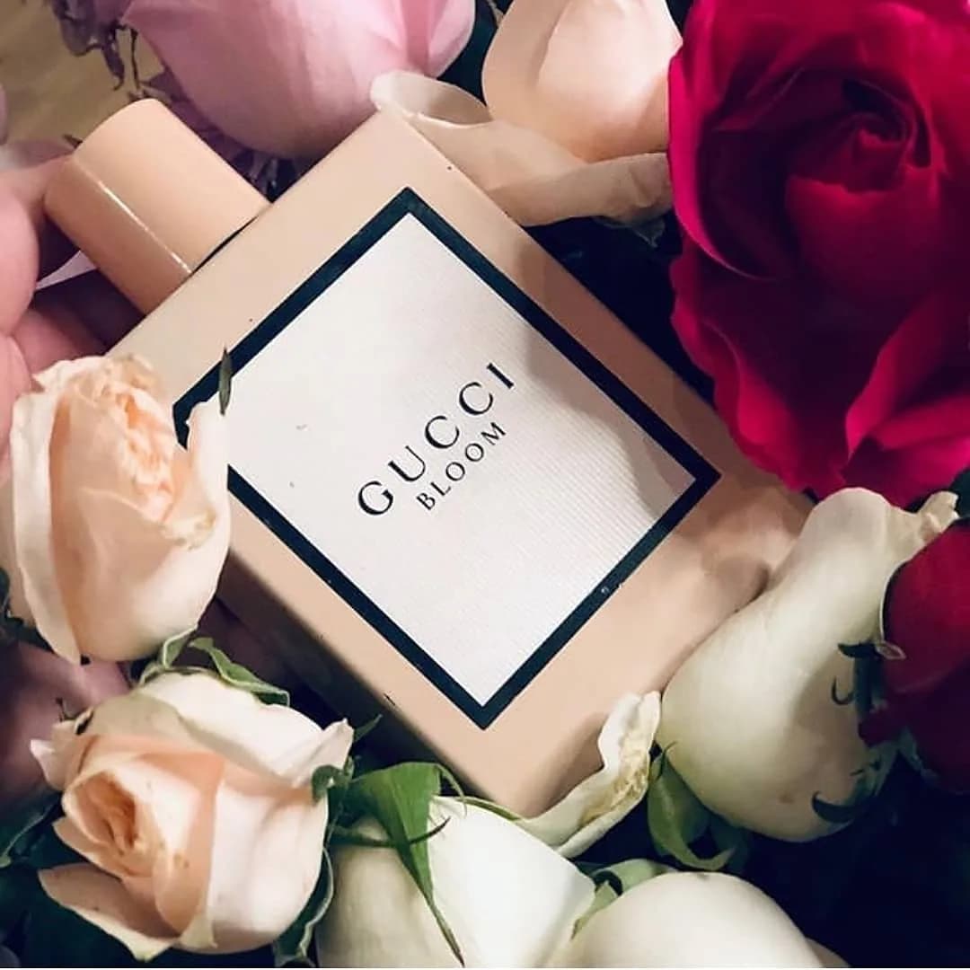 عطر بلوم زنانه گوچی، رنگ بژ، سفید، قرمز و صورتی، جنس شیشه، بطری تخت مستطیلی