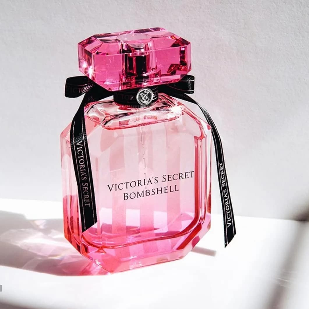 عطر بامب‌شل ویکتوریا سکرت، رنگ صورتی و مشکی، جنس شیشه و روبان پارچه‌ای، بطری عطر چندضلعی