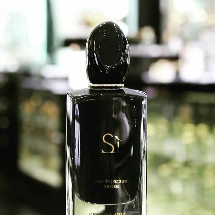 عطر زنانه آرمانی سی اینتنس جورجیو آرمانی، رنگ مشکی، جنس شیشه، بطری مستطیلی