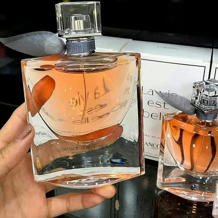 عطر زنانه لنکوم لاوی ای بل اکلت ۱۰۰ میل، رنگ صورتی و خاکستری، جنس شیشه، مکعبی با روبان