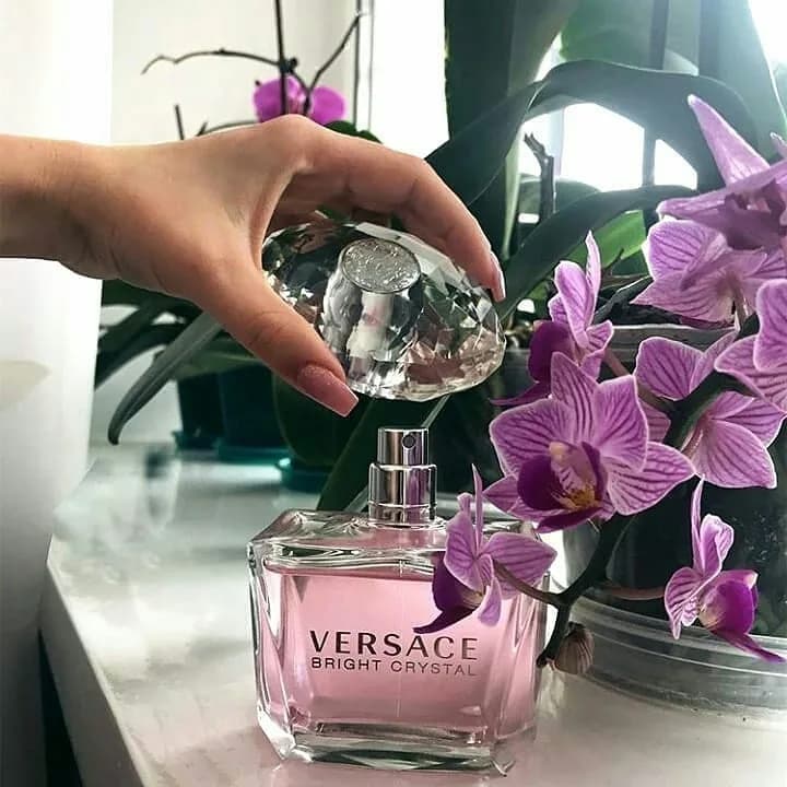 عطر زنانه ورساچه برایت کریستال، رنگ صورتی و شفاف، جنس شیشه، مکعبی با در الماس‌گونه