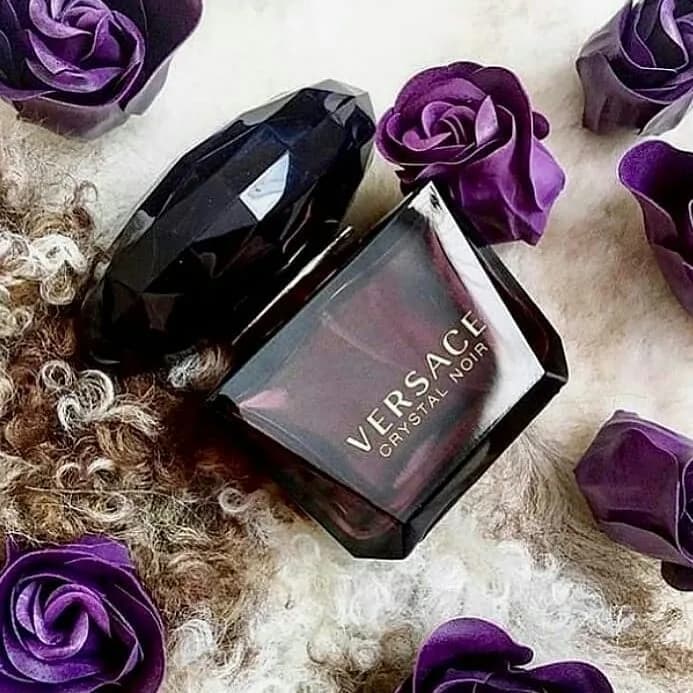 عطر زنانه ورساچه کریستال نویر، رنگ مشکی و بنفش، جنس شیشه، شیشه چندوجهی با در مشکی