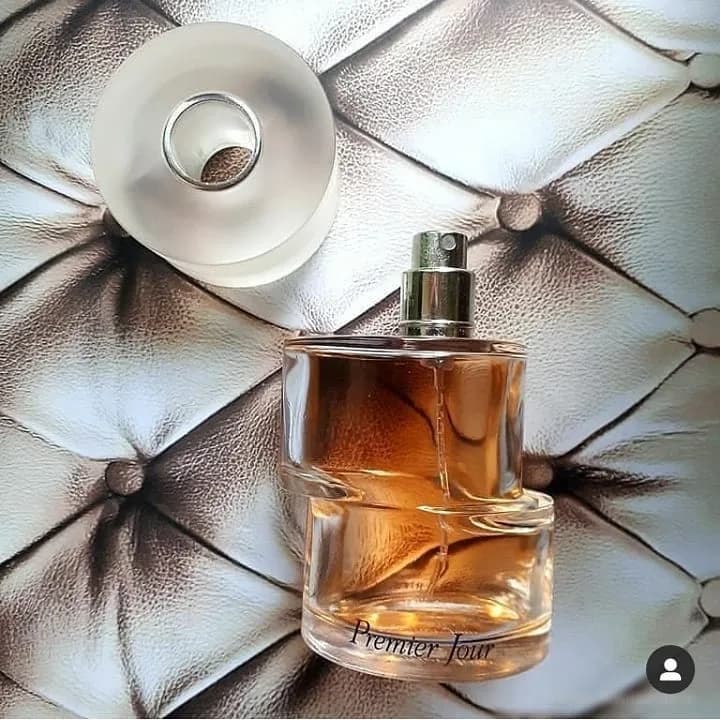 عطر پرمیر ژور نینا ریچی، رنگ قهوه‌ای و شفاف، جنس شیشه، بطری مستطیلی