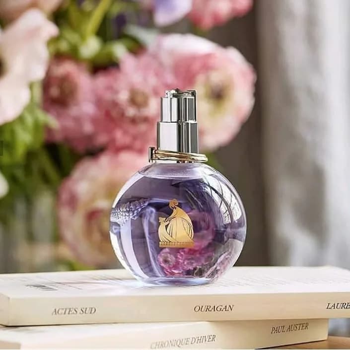 عطر اکلت زنانه لانوین، رنگ بنفش، شفاف و نقره‌ای، جنس شیشه و فلز، کروی، درپوش بلند