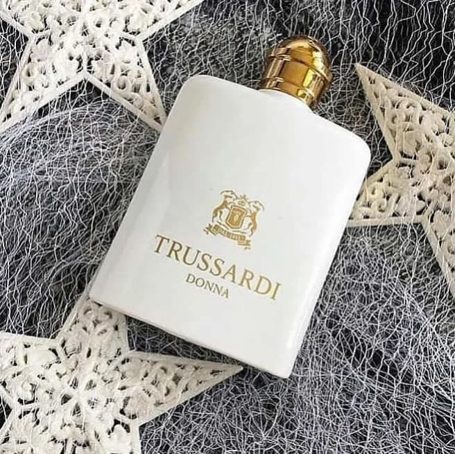 عطر دونا ۲۰۱۱ زنانه تروساردی، رنگ سفید و طلایی، جنس شیشه و فلز، مستطیلی، درپوش طلایی