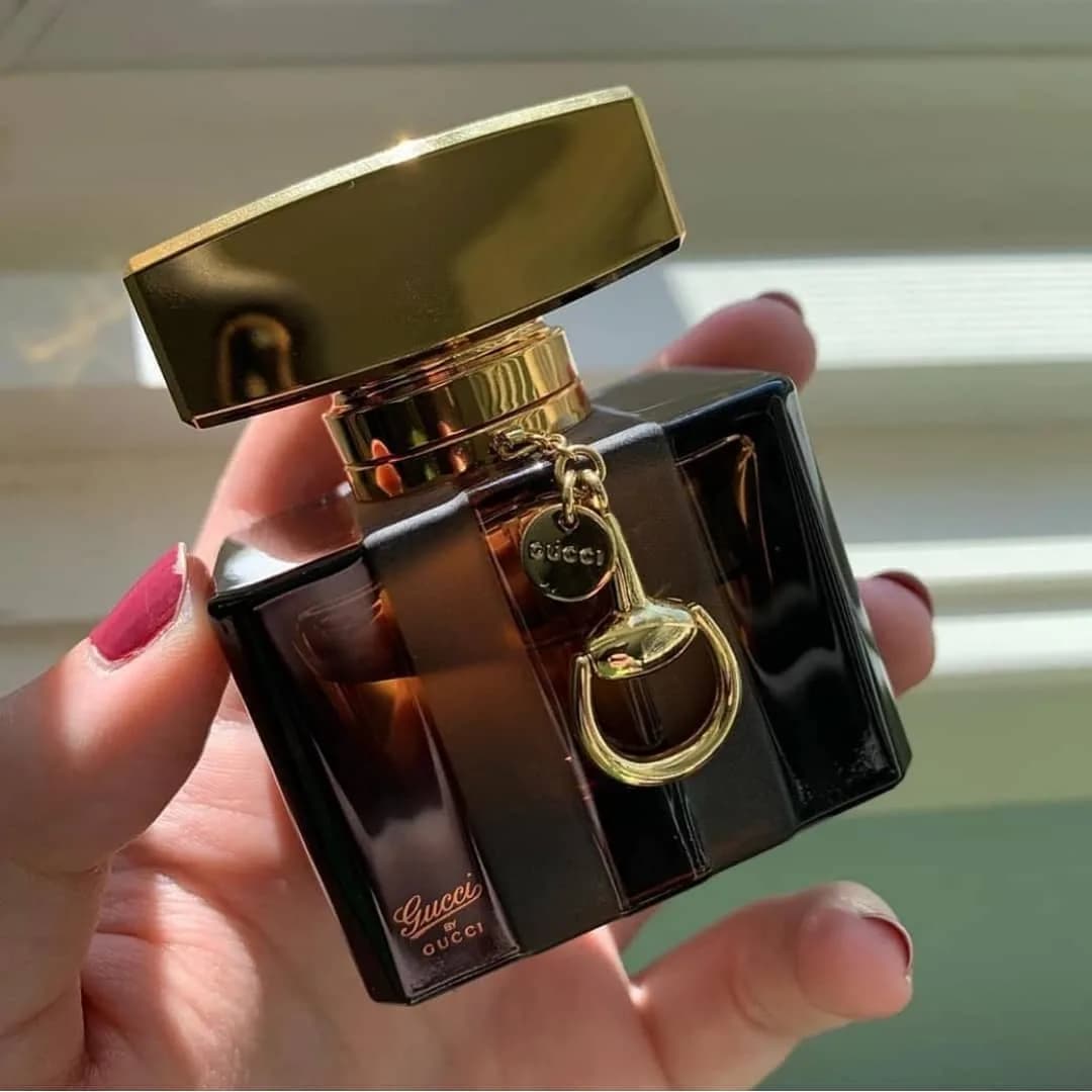 عطر گوچی بای گوچی زنانه، رنگ قهوه‌ای تیره و طلایی، جنس شیشه و فلز، مستطیلی، درپوش پهن