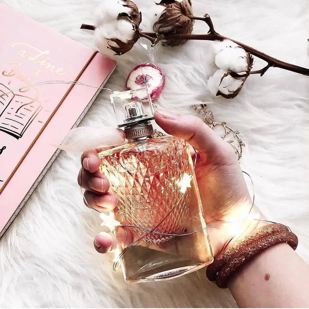 عطر لاویه است بله له اکلت ۷۵ میل لانکوم، رنگ طلایی و شفاف، جنس شیشه و فلز، بطری عطر
