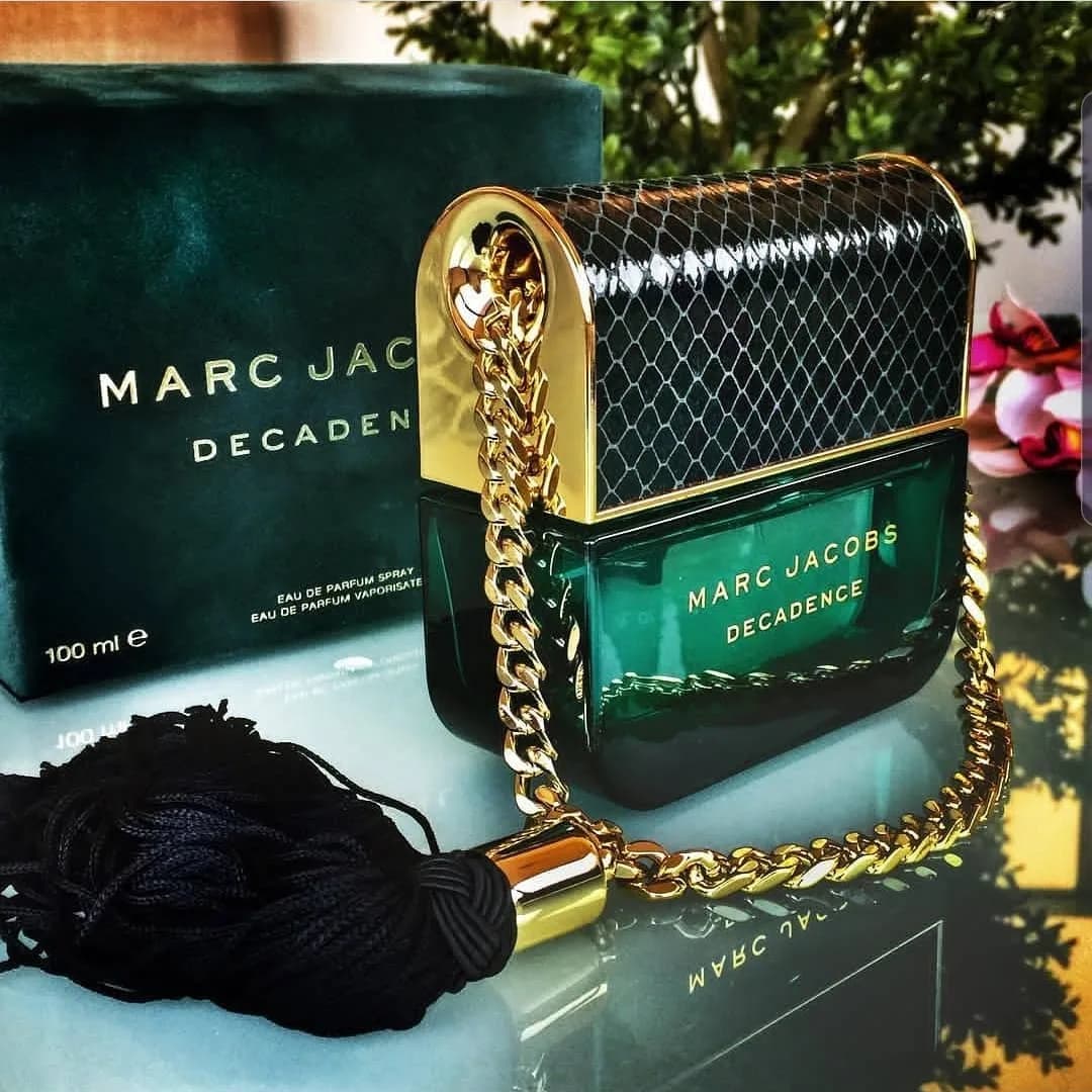 عطر دکادنس مارک جاکوبز، رنگ سبز، طلایی و مشکی، جنس شیشه و فلز، ادکلن زنانه