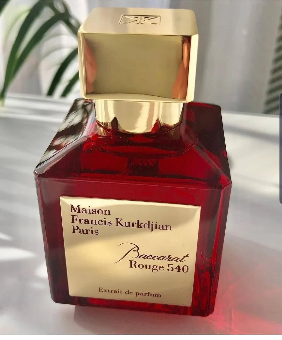 عطر باکارات رژ ۵۴۰، رنگ قرمز و طلایی، جنس شیشه، بطری مکعبی